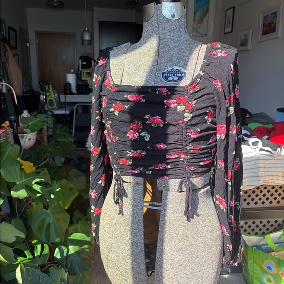 Wild Fable Black Floral Ruched Crop Top - Picture 1 of 3